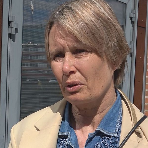 Delad bild. Till vänster: person i mönstrad skjorta inomhus. Till höger: person utomhus vid tegelvägg.