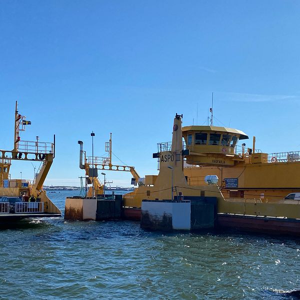 Två gula färjor i havet