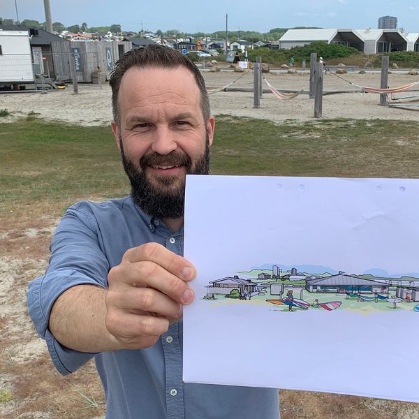 Kristján Fannar, projektledare på Varbergs förenade surfare, håller upp en skiss över hur stormhuset ska se ut.
