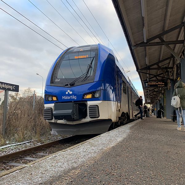 Ett tåg från Mälartåg står inne på stationen i Nyköping.