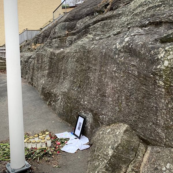 Minnesplats vid klippa på Sjumilaskolans skolgård.
