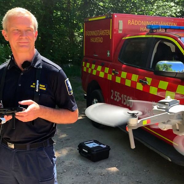 En drönare flyger framför en brandman