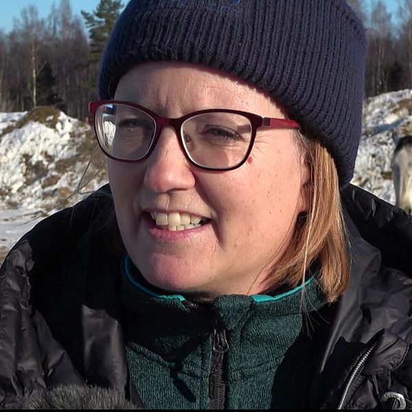 Verksamhetschefen Marie Bergman på Luleå Ridklubb intervjuas i en hästhage där en vit häst står i bakgrunden.