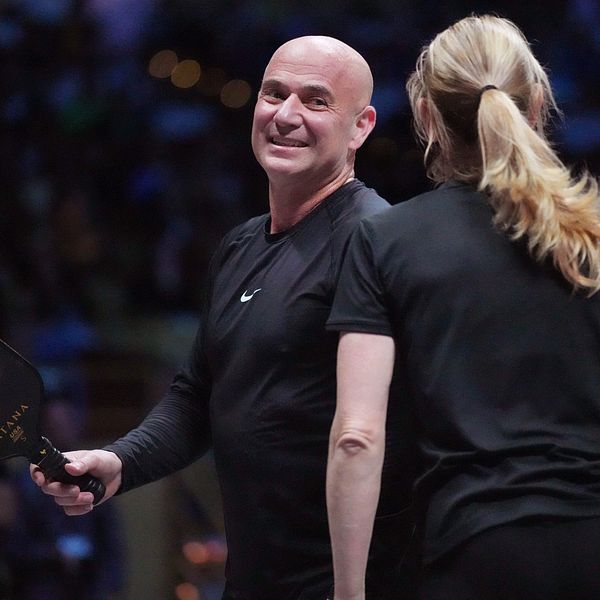 Andre Agassi vann sin första proffsmatch i pickleball.
