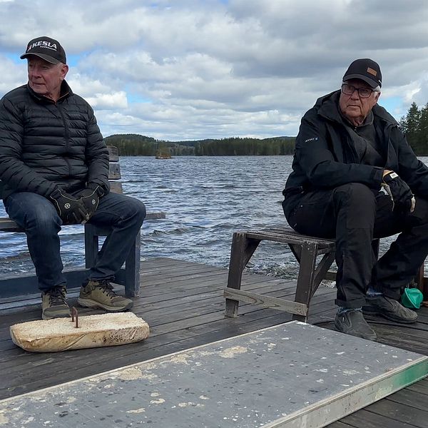 Arne Bergström och Lars Engström på sin flotte i sjön Rinnen