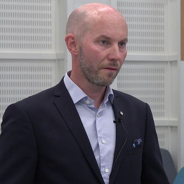 Claes Nordmark (S), kommunalråd i Boden syns intervjuas, tomma stolar syns runtom.