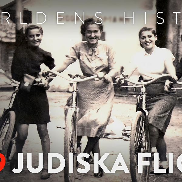 Fyra personer i klänningar står bredvid varandra med cyklar, placerade i en äldre miljö. Texten ”Världens Historia” och ”999 Judiska Flickor” är överlagrad ovanpå bilden.