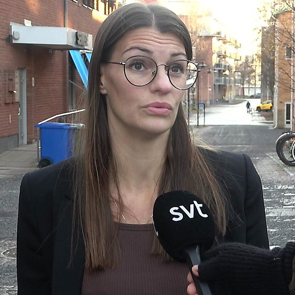Åklagaren Sara Modig Berlin intervjuas på Köpmantorget i centrala Luleå.