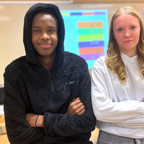Två elever i årskurs åtta på Gudmunråskolan i Kramfors.