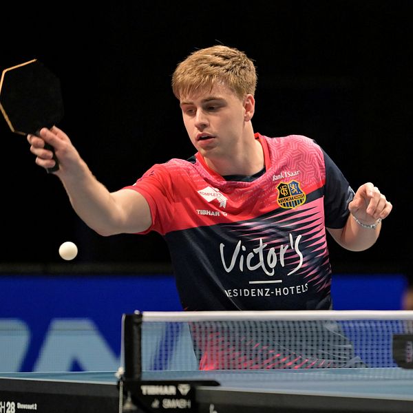 Spelare slår en boll under världstouren i bordtennis i Japan.