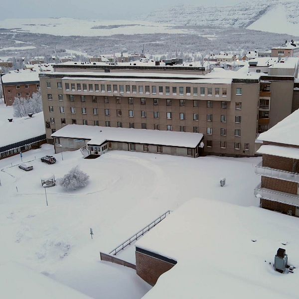 Vy över Kiruna sjukhus, där även äldreboendet huserar.