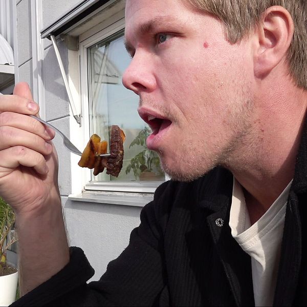 Oskar Karlsson från Oskarshamn äter utomhus efter sin kostförändring på 30 dagar.