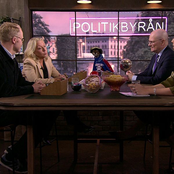 Fyra personer diskuterar Centerledarens avgång i tv-studion Politikbyrån.