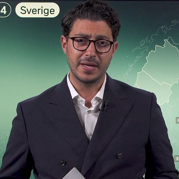 SVT:s reporter fouad Youcefi framför en grön skärm