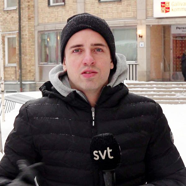 SVT:s reporter Filip Hannu står utanför stadshuset i Gällivare.