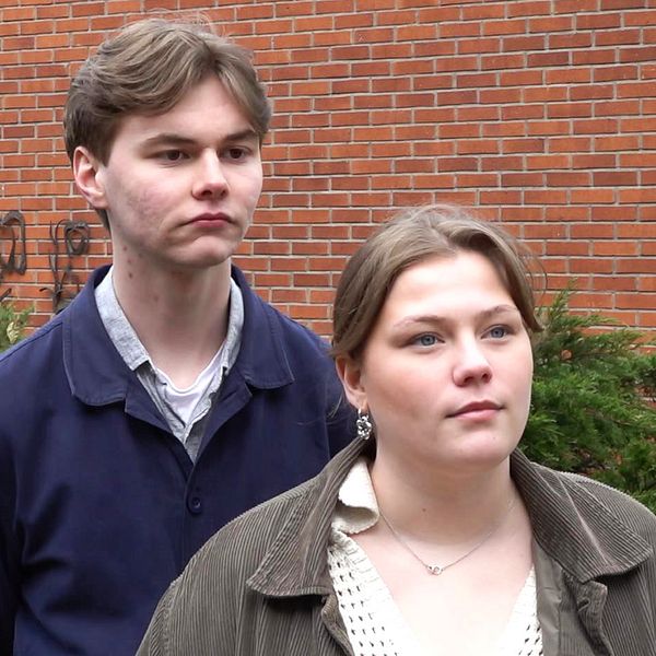 En lång kille med blå jacka står bakom en kortare tjej med grön jacka. Både är studerande på Wik folkhögskola.