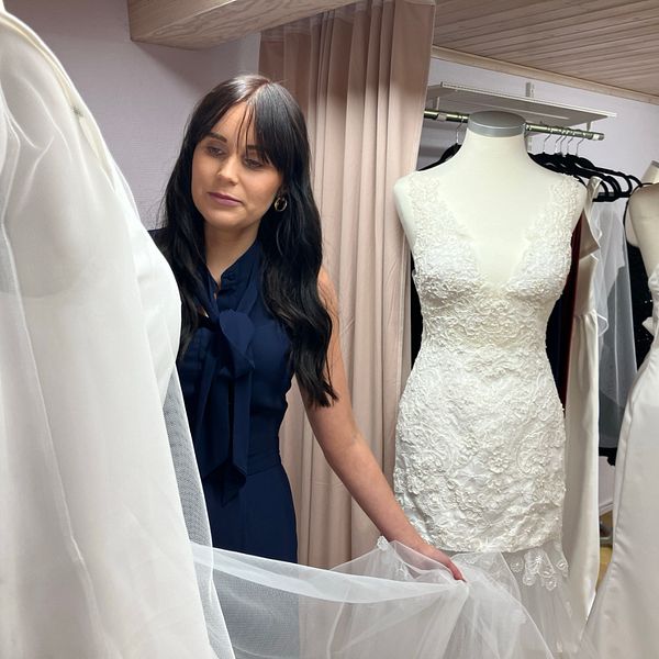 en bild på tre bröllopsklänningar och på designern Jennifer Svensson