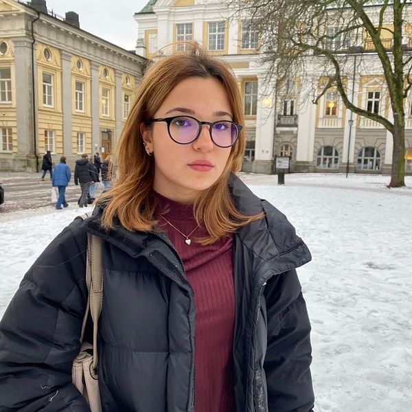 Bianca Soana, elev på Per Brahe-gymnasiet, är kritisk mot att stänga av läraren bakom terroruppgiften.