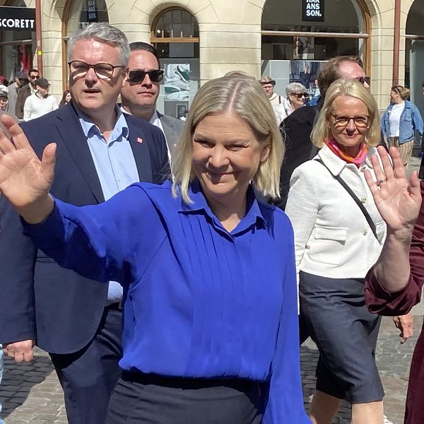 Magdalena Andersson och Katrin Stjernfeldt Jammeh och promenerar tillsammans i Förstamajtåget under soligt väder.