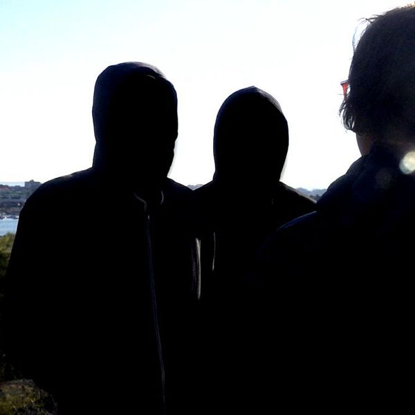 Tre personer i siluett mot ljus himmel. Två före detta anställda på Nofatel i Karlskrona och en reporter från SVT.