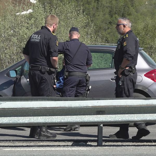 Svensk polis och norsk tull hjälps åt att kontrollera fordon som passerar gränsen.