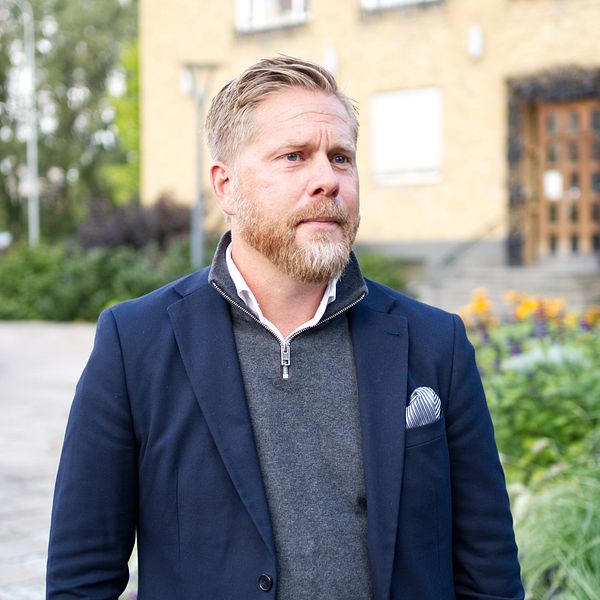Andreas Brorsson (S), kommunstyrelsens ordförande, står utanför stadshuset i Kumla.