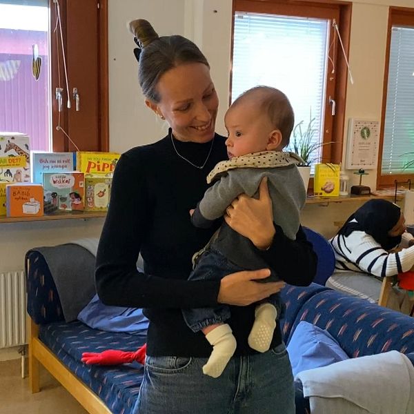 Fembarnsmamman Christin Bostedt, utmanar trenden med minskat barnafödande. I videon ser vi henne med sitt yngsta barn, Sam, på den öppna förskolan i Sundsvall.