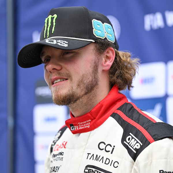 Oliver Solberg i racingdräkt berättar om sin skada