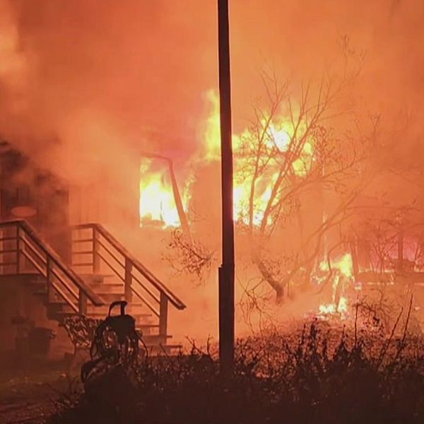 Öppna lågor från en villa på Tjörn