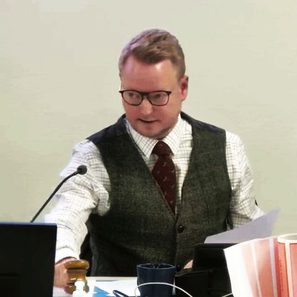 Torbjörn Tegnhammar talar vid kommunfullmäktiges möte i Sjöbo