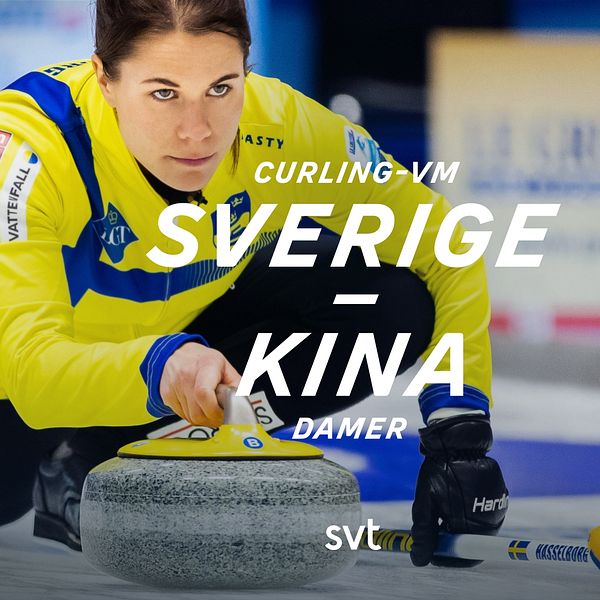En curlingspelare från Sverige sopar stenen med texten ”Curling VM Sverige – Kina damer”.