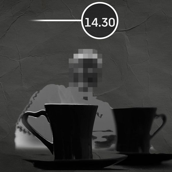 En suddig, svartvit bild av två kaffekoppar med tallrikar, placerade i förgrunden. I bakgrunden syns en oskarp person, medan en tid i form av ”14.30” är placerad ovanför.