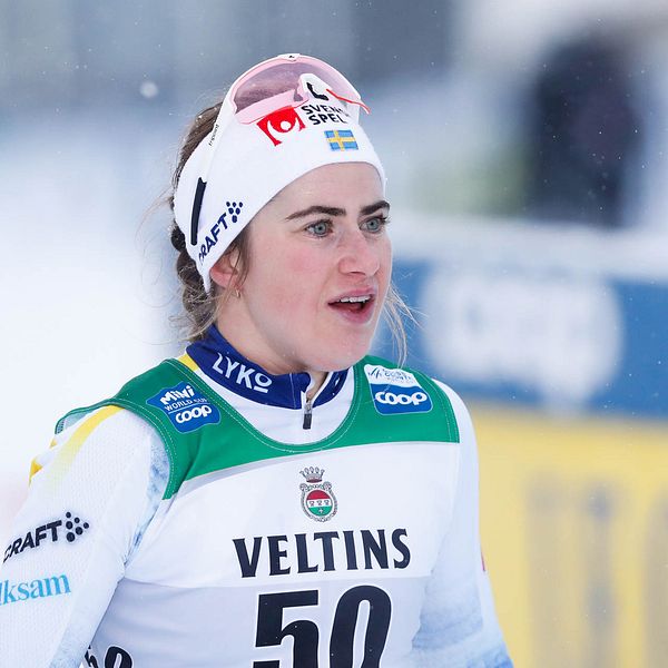 Ebba Andersson efter målgången i världscuppremiären i Ruka