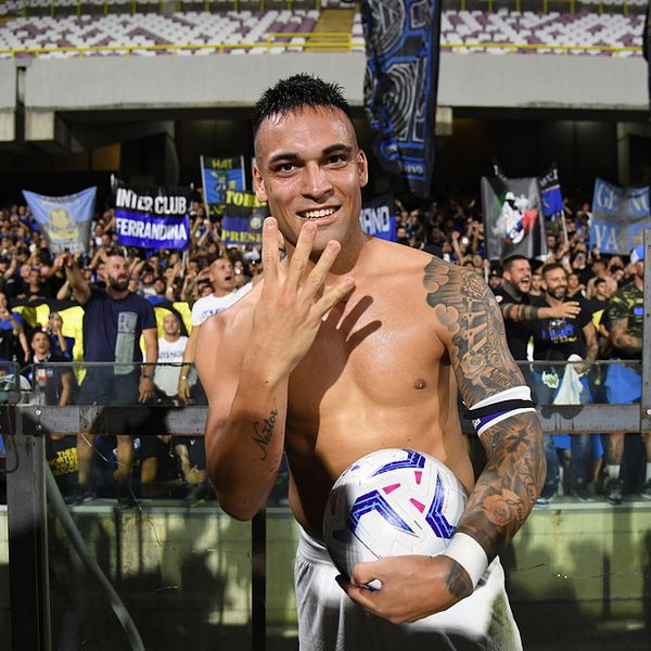 Lautaro Martinez  visar upp fyra fingrar för kameran efter sina för mål för Inter.