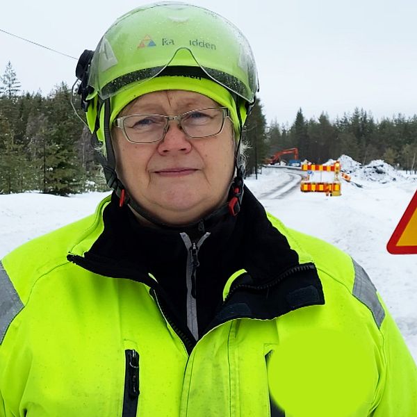Trafikvakten Birgitta står vid ett vägarbete i Sundsvall.