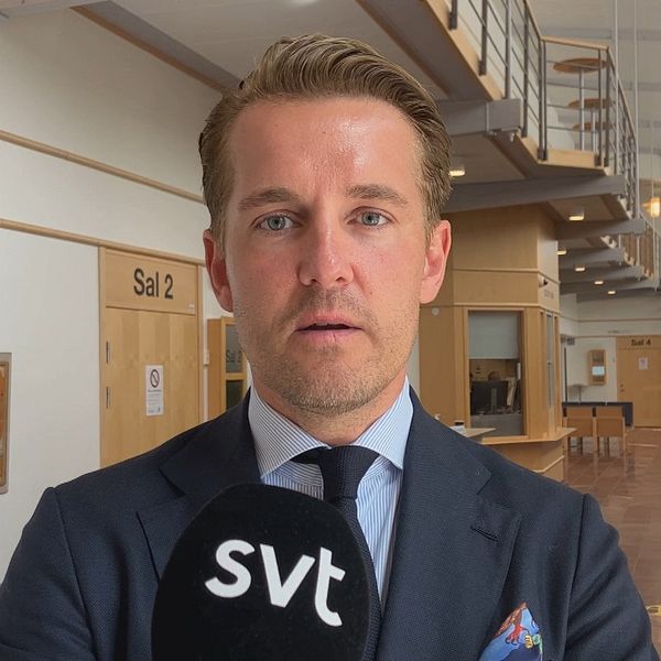 Försvarsadvokaten Carl-Oskar Morgården inne i Falu tingsrätt