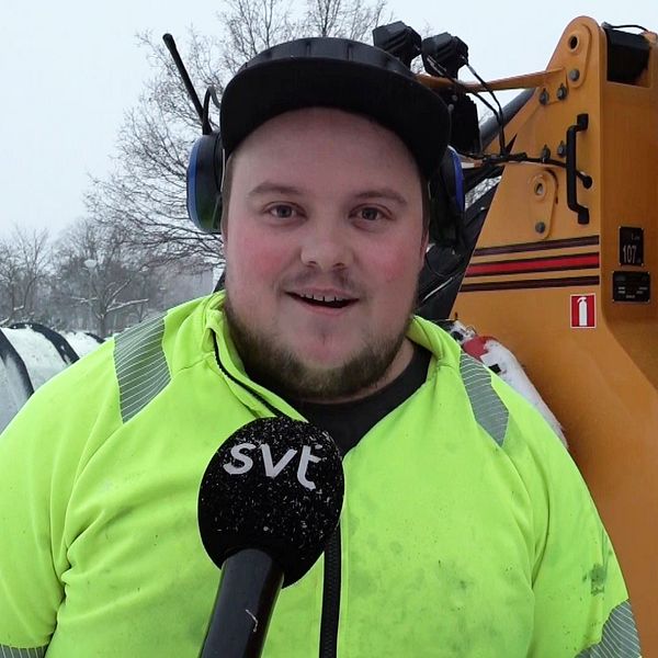 en snöröjare. bakom honom en plogbil.