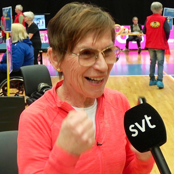 Sonja Johansson knyter bägge nävarna entusiastiskt när hon pratar om pensionärernas boxning på SM-veckan i Luleå.