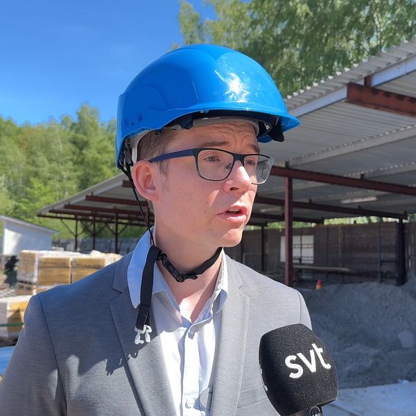 Rektorn på Nobelgymnasiet i Karlstad svarar på frågor om arbetsmiljöbrister i en intervju med SVT.