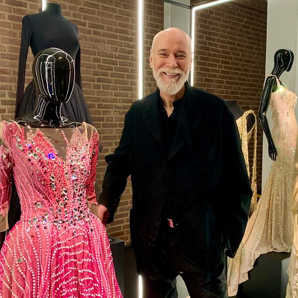 Lars Wallin, designer, med en klänning bredvid sig