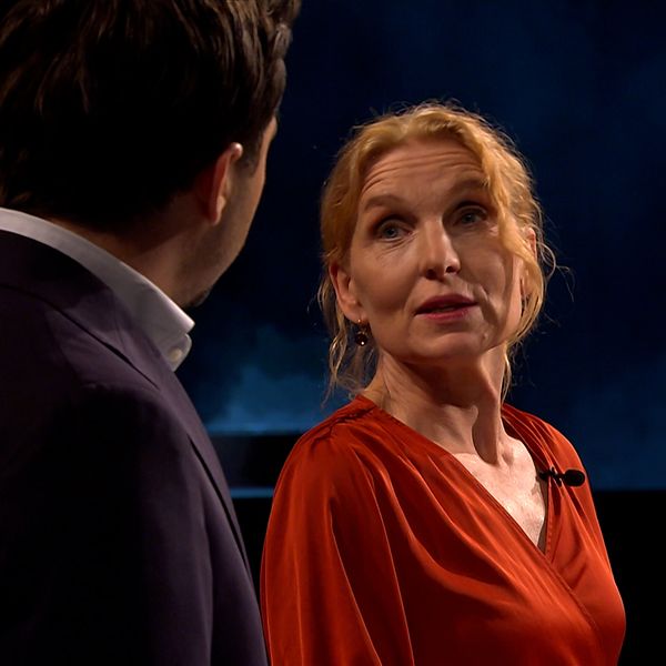 Anna Mia Ekström vänder sig mot Benjamin Dousa (M) i Agendas studio.