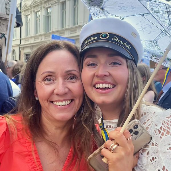 Studenten Paulina Ekengren tillsammans med sin mamma nedanför terrasstrapporna i Helsingborg..