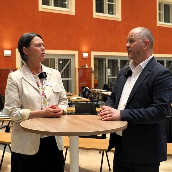 Regionpolitikerna Jennie Forsblom (KD) och Magnus Svensson (C) står intill ett ståbord och diskuterar.