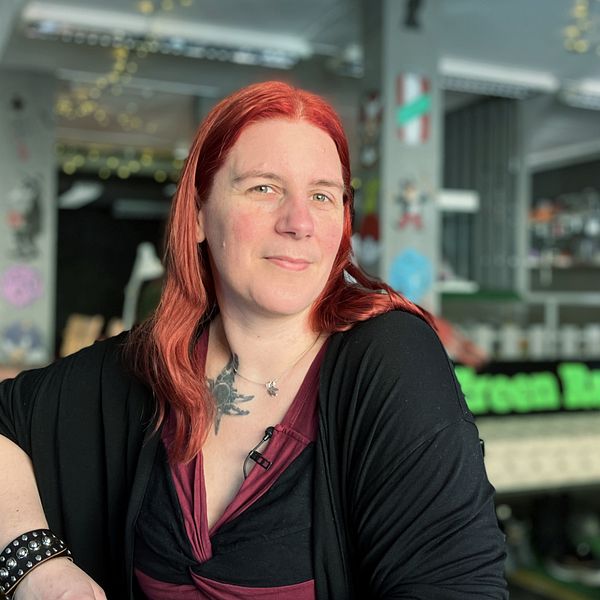Astrid Wallberg, kassör i kulturföreningen Green raven sitter på en stol i deras lokaler i Strömsund.