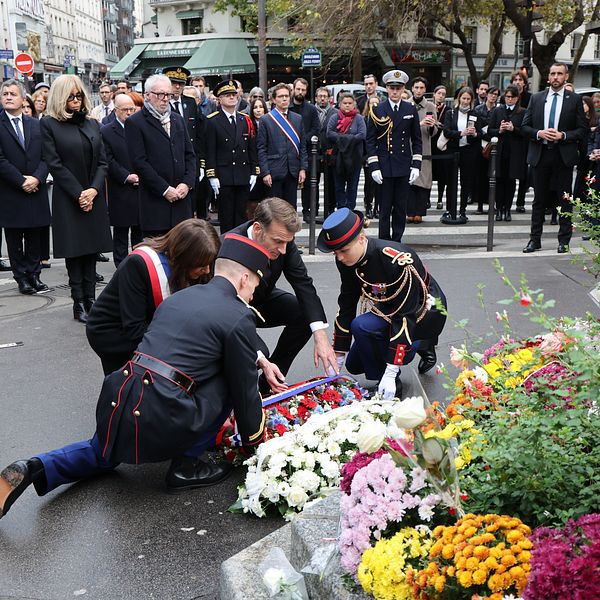 Macron, överlevande och anhöriga lägger kransar vid Bataclan på 10-årsdagen av terrorattackerna.