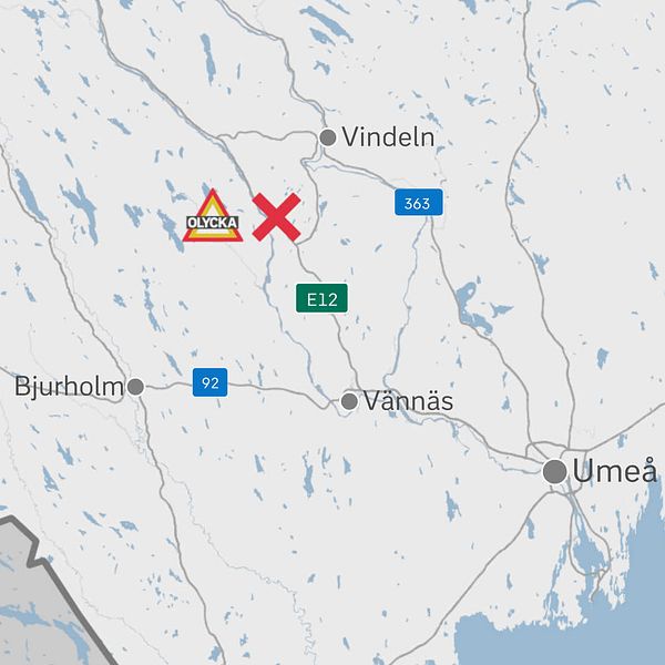 Grafik-karta med olycksplatsen på E12 norr om Tvärålund markerad. Städer syns är Umeå, Vännäs, Bjurholm och Vindeln.