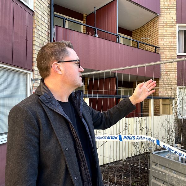 Robert Aldén framför explosionsdrabbat hus i Johannelund.