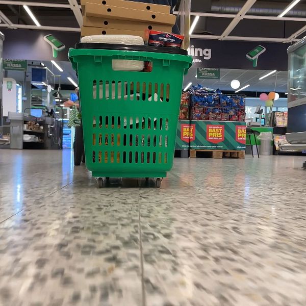 En grön kundkorg rullar på en Coop-butik i Värmland.