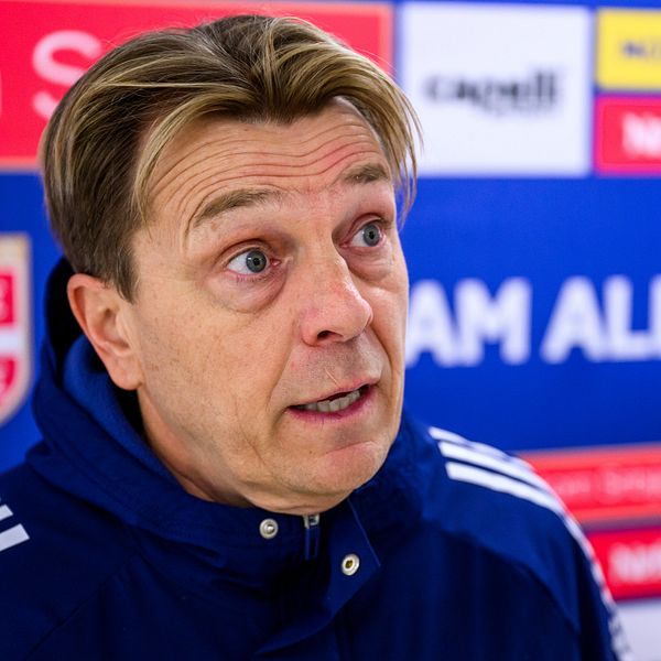 Tony Gustavsson vid presskonferens om Kosovare Asllanis knäskada