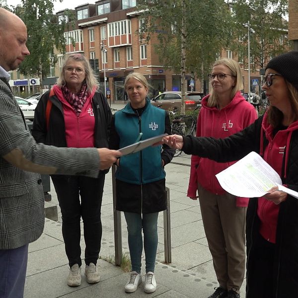 Vårdförbundet lämnar protestlista till Umeås kommunalråd